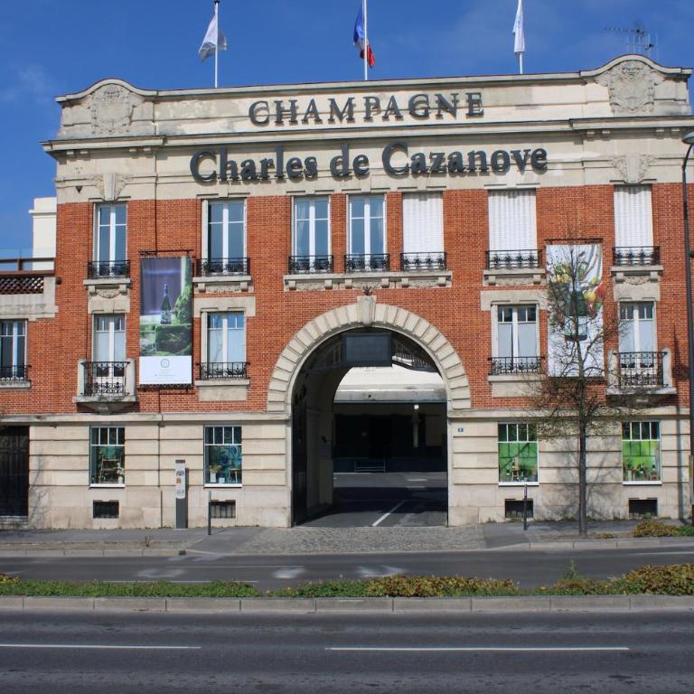 Studio with bedroom near train station - Apartamento de 1 dormitorio - 30