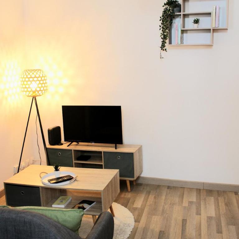 Studio with bedroom near train station - Apartamento de 1 dormitorio - 16