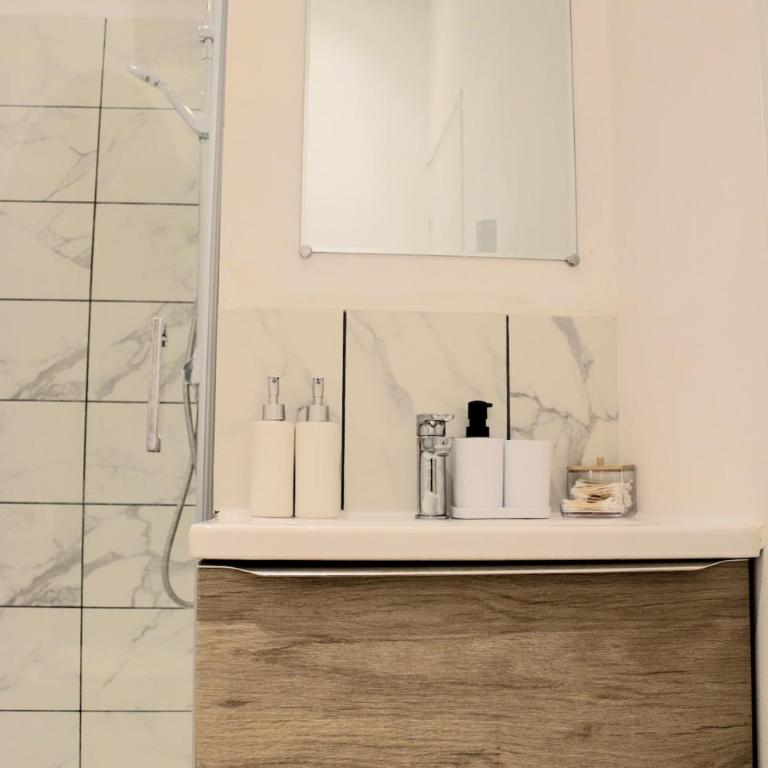 Studio with bedroom near train station - Apartamento de 1 dormitorio - 8
