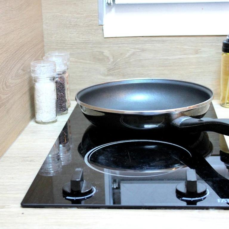 Studio with bedroom near train station - Apartamento de 1 dormitorio - 13