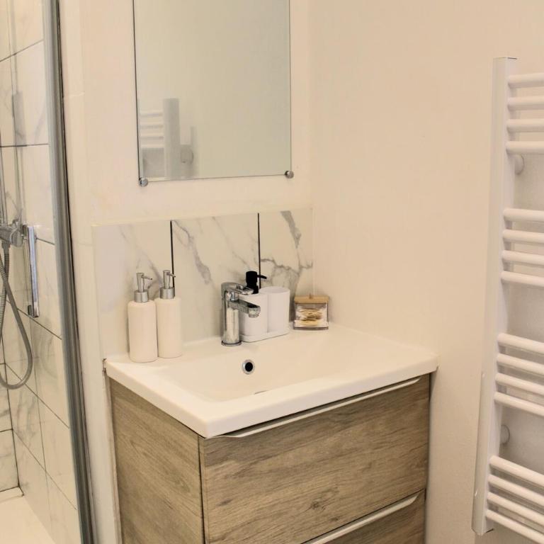 Studio with bedroom near train station - Apartamento de 1 dormitorio - 6