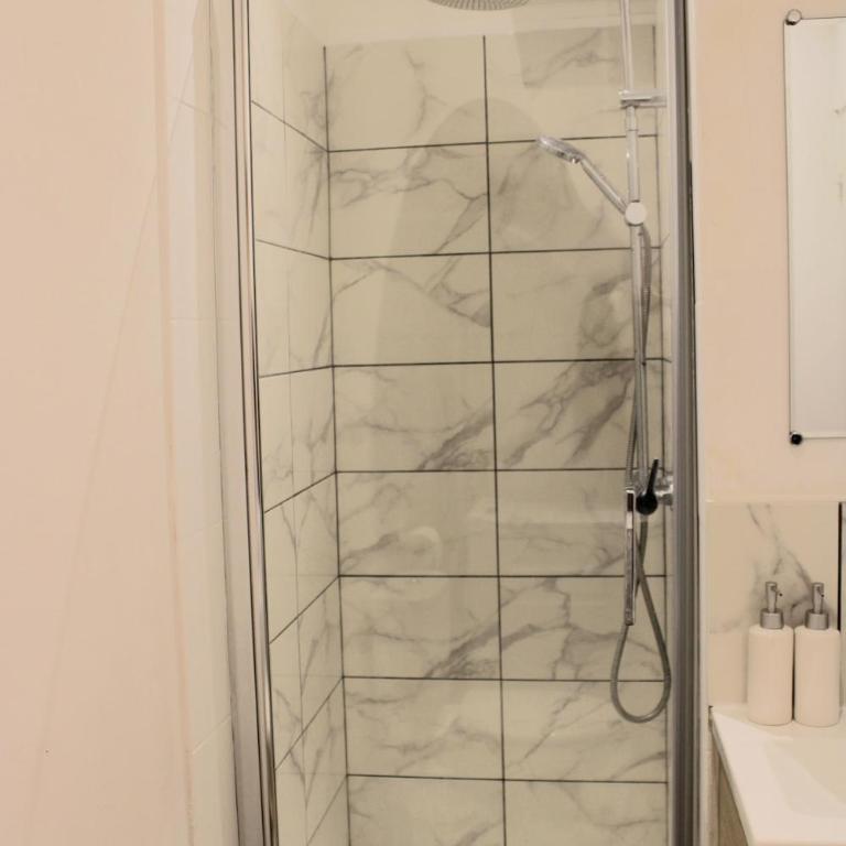 Studio with bedroom near train station - Apartamento de 1 dormitorio - 7