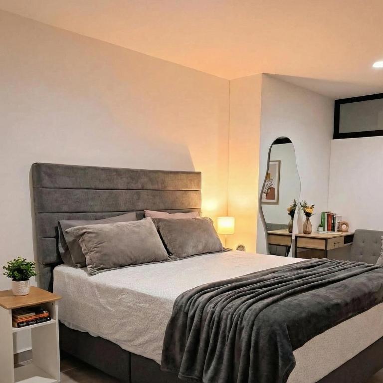 Cómodo apartaestudio - nuevo - excelente ubicación - One-Bedroom Apartment with Balcony and City View - 1