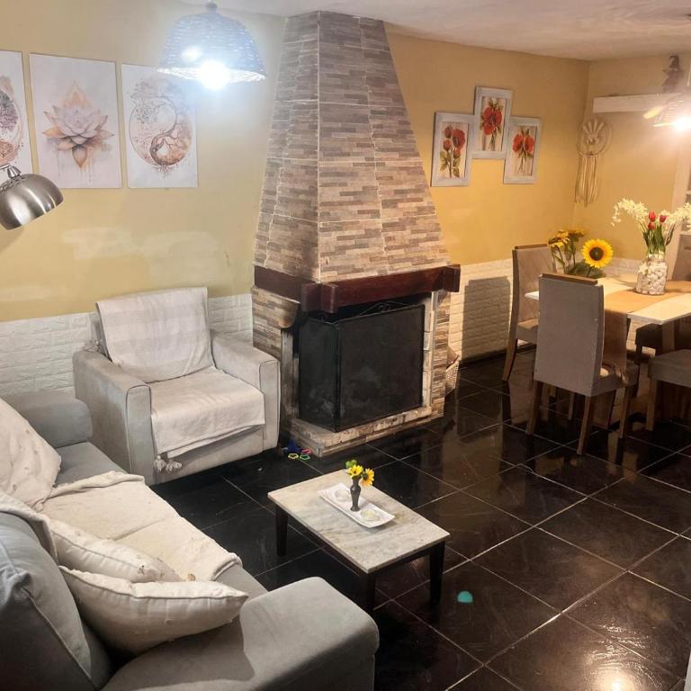 Chuy home - Three-Bedroom House - 9