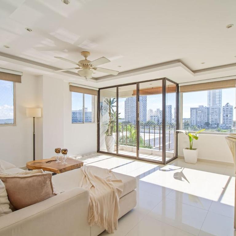 Bocagrande Excelente Ubicacion Apto CONFORT con una gran vista al MAR y PLAYAS - Two-Bedroom Apartment - 1