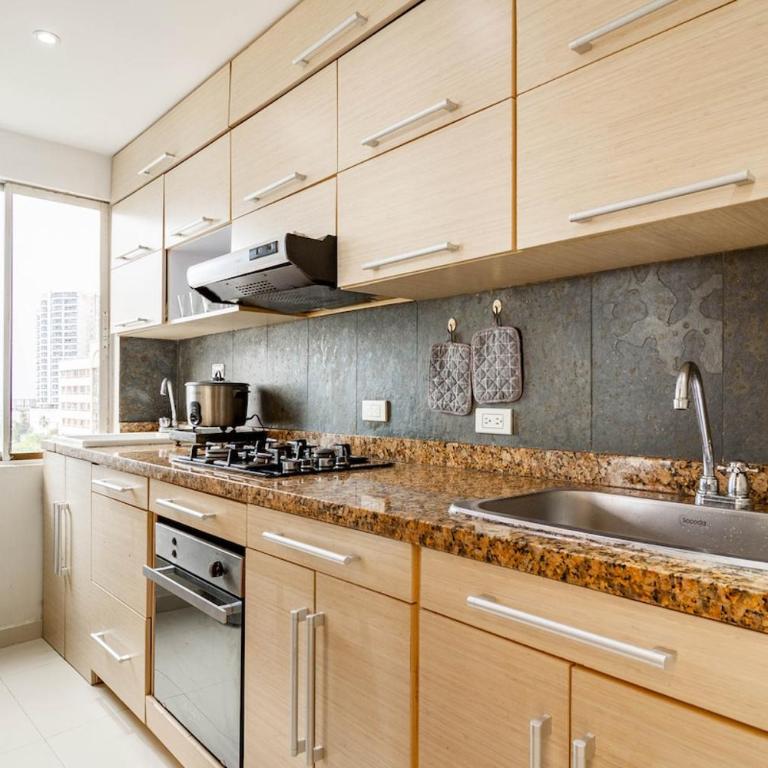 Bocagrande Excelente Ubicacion Apto CONFORT con una gran vista al MAR y PLAYAS - Two-Bedroom Apartment - 10