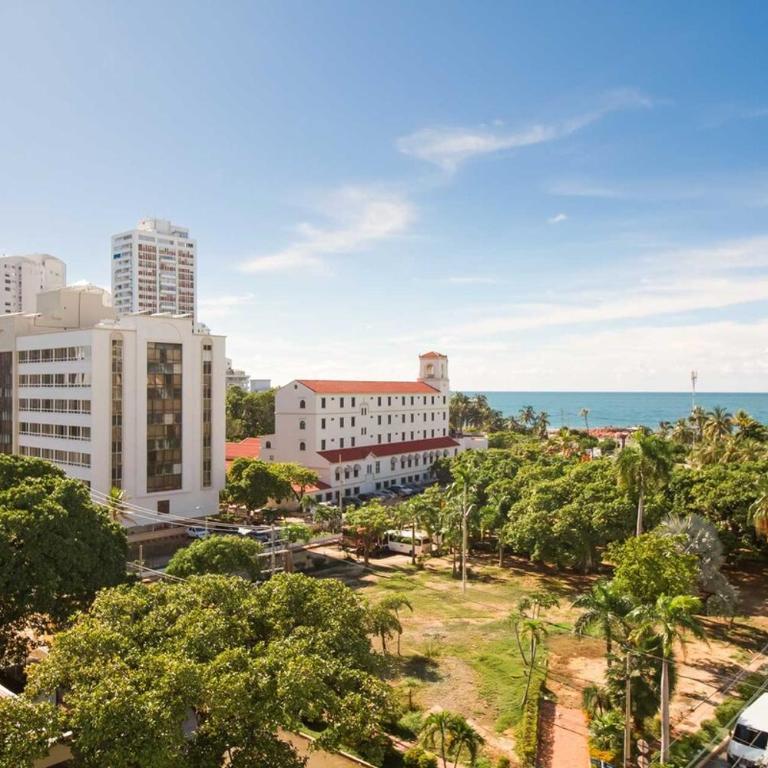 Bocagrande Excelente Ubicacion Apto CONFORT con una gran vista al MAR y PLAYAS - Two-Bedroom Apartment - 8