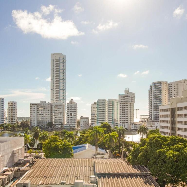 Bocagrande Excelente Ubicacion Apto CONFORT con una gran vista al MAR y PLAYAS - Two-Bedroom Apartment - 7