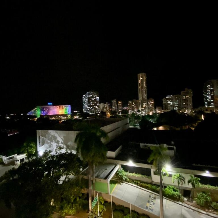 Bocagrande Excelente Ubicacion Apto CONFORT con una gran vista al MAR y PLAYAS - Two-Bedroom Apartment - 24