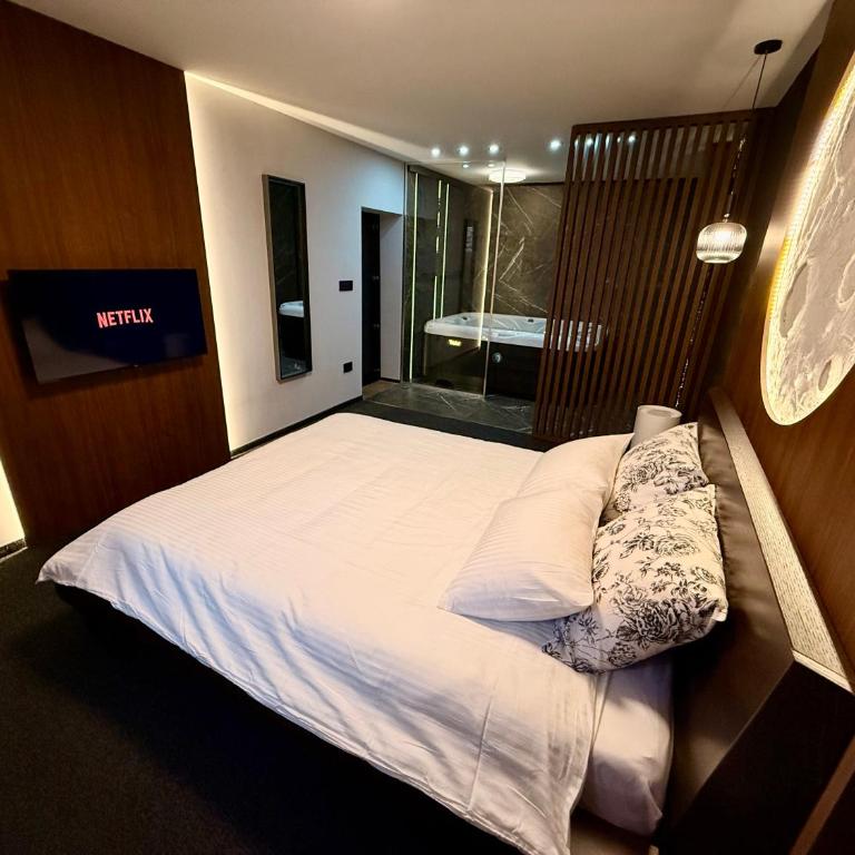 Moon Apartment Belgrade - private Jacuzzi - Deluxe Apartment - 8