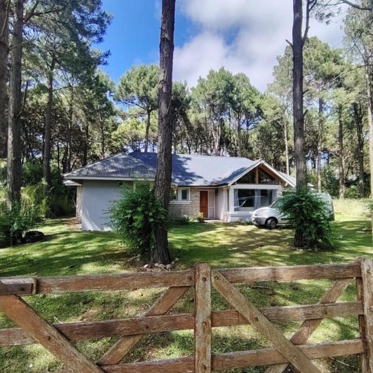 Hermosa Casa en Pinamar Norte, 3 cuadras de la playa - Casa de 3 dormitorios - 1