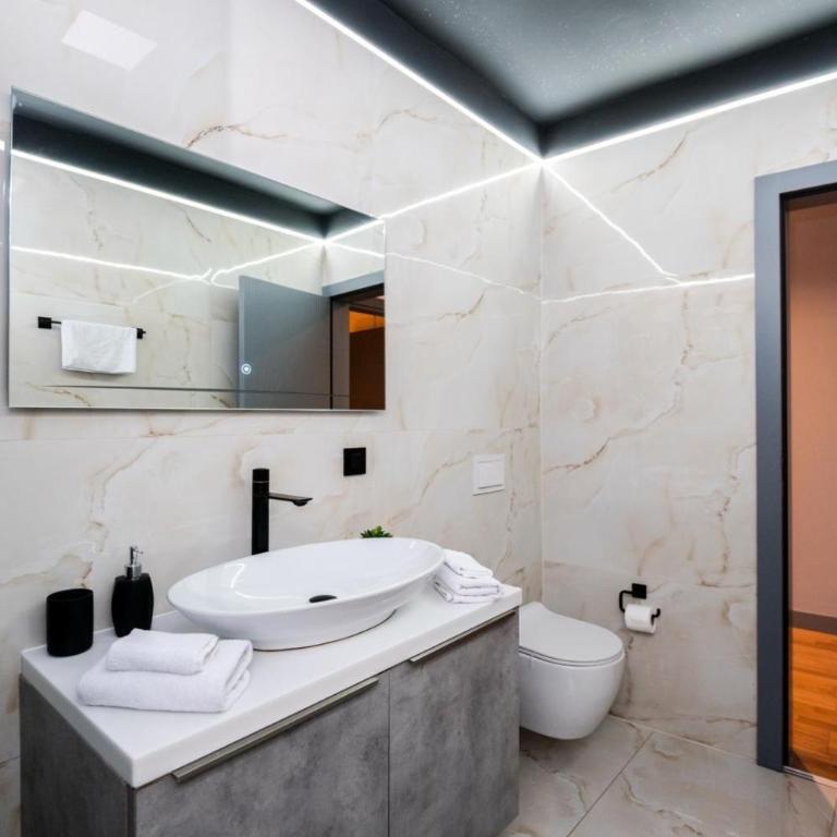 Crystal Apartments Old Town Sarajevo - Deluxe One-Bedroom Apartment - 11