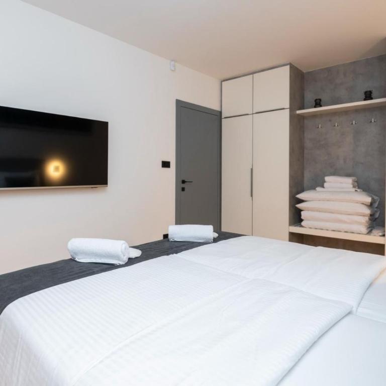 Crystal Apartments Old Town Sarajevo - Deluxe One-Bedroom Apartment - 9