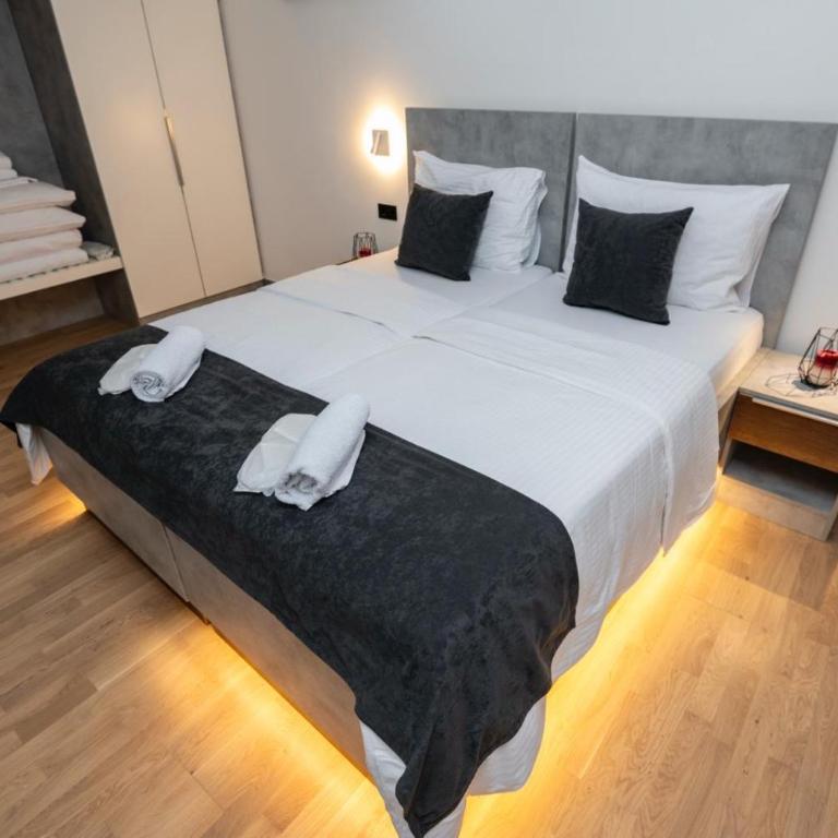 Crystal Apartments Old Town Sarajevo - Deluxe One-Bedroom Apartment - 7