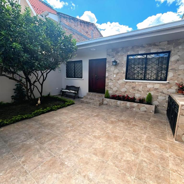 Casa familiar de 2 dormitorios con parqueadero en Cuenca - Casa de 2 dormitorios - 2