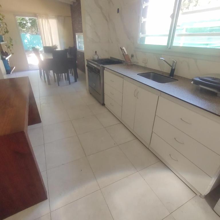 Alquilo casa Valeria del Mar hasta 8 personas - Casa de 4 dormitorios - 3