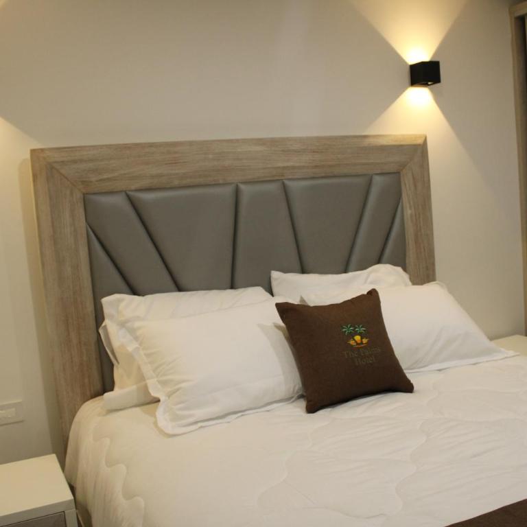The Palms Hotel - Family Room with Mountain View - 11