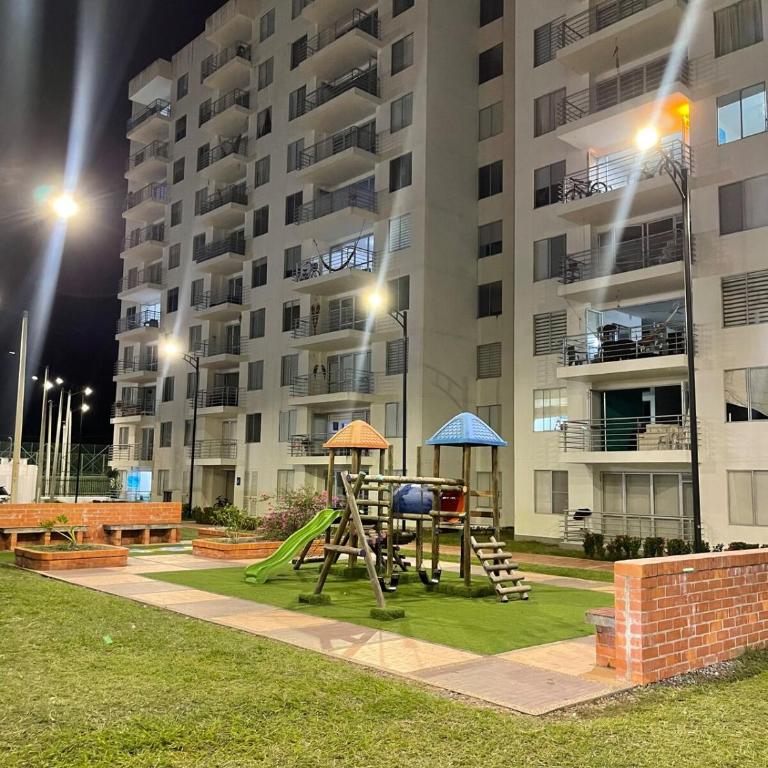 Apto con balcón con vista verde y 4 piscinas - Apartamento de 3 dormitorios - 6