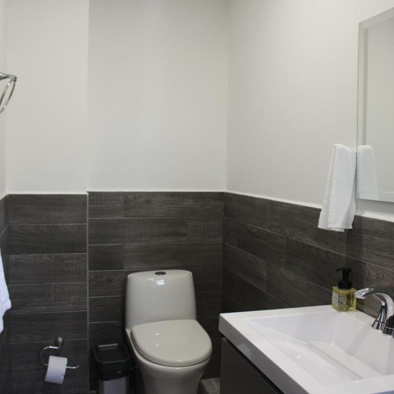 The Palms Hotel - Family Room with Mountain View - 12