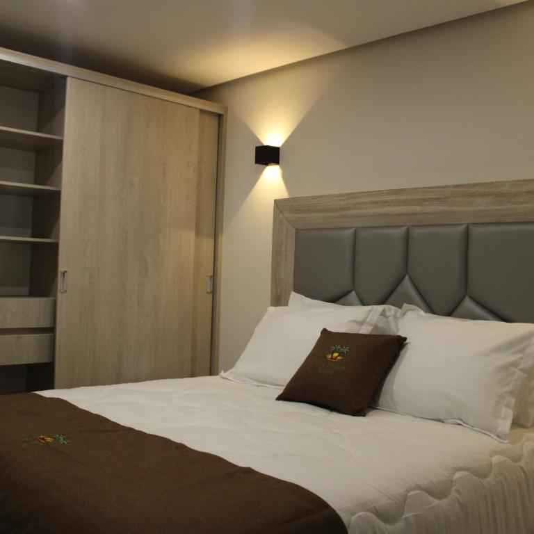 The Palms Hotel - Family Room with Mountain View - 17