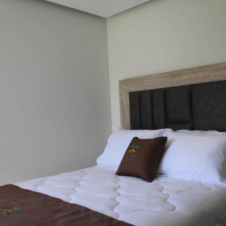 The Palms Hotel - Family Room with Mountain View - 26