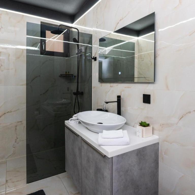 Crystal Apartments Old Town Sarajevo - Deluxe One-Bedroom Apartment - 13