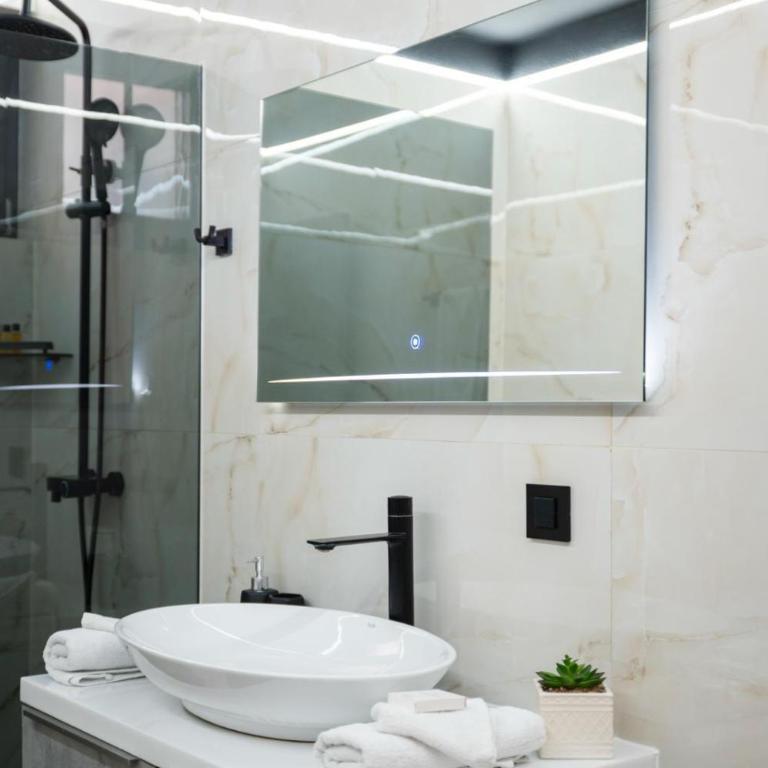 Crystal Apartments Old Town Sarajevo - Deluxe One-Bedroom Apartment - 12