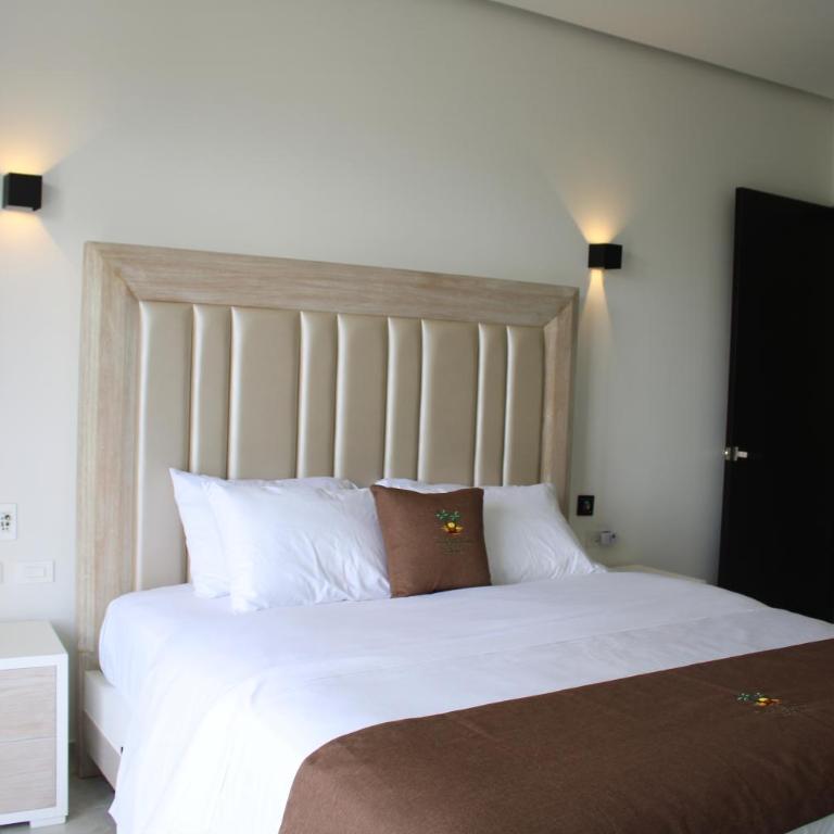 The Palms Hotel - Deluxe Double Room with Two Double Beds - 15