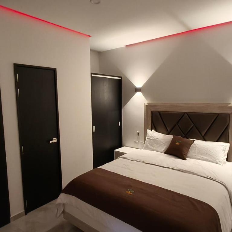 The Palms Hotel - Deluxe Double Room with Two Double Beds - 20