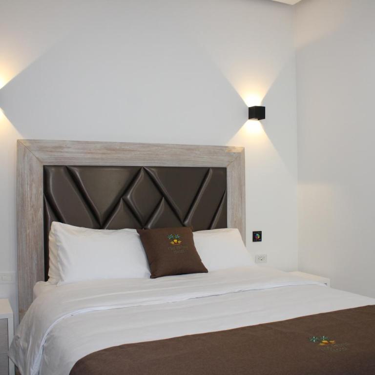 The Palms Hotel - Deluxe Double Room with Two Double Beds - 22
