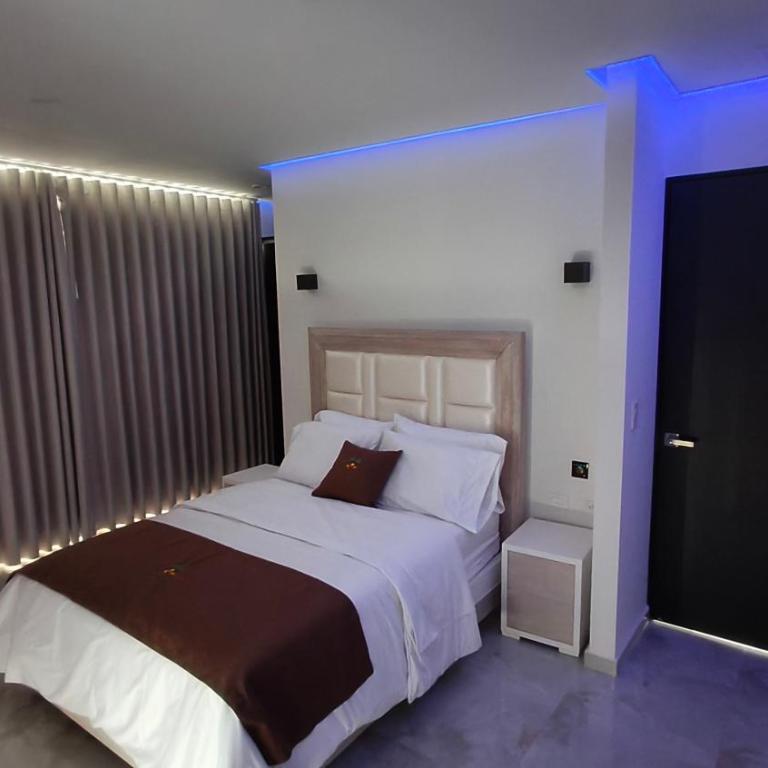 The Palms Hotel - Superior Triple Room - 17