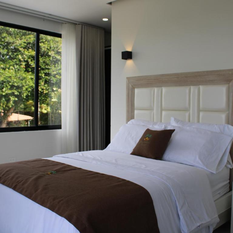 The Palms Hotel - Superior Triple Room - 18
