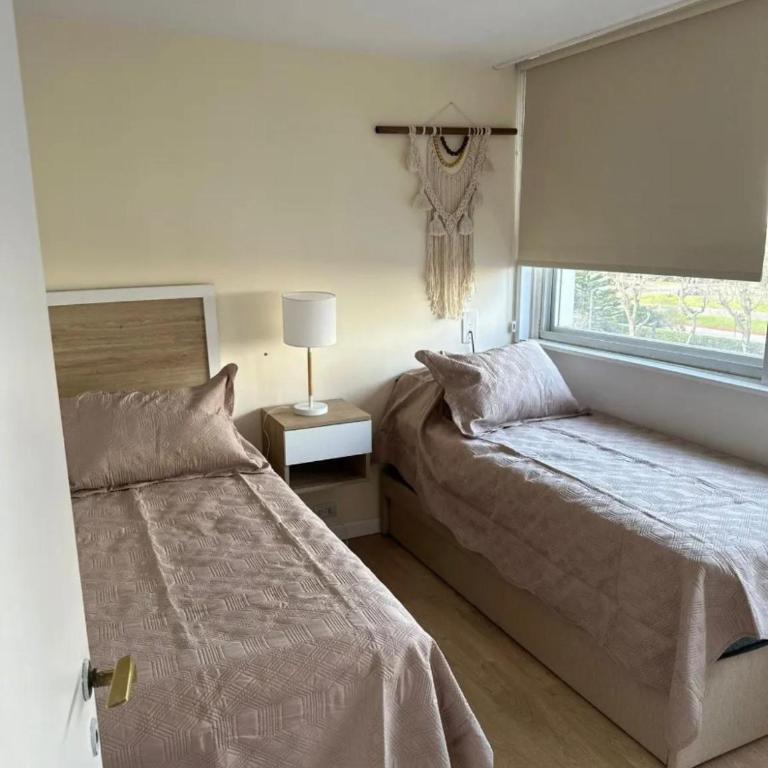 Enfrente al mar Servicio de playa Limpieza diaria Estacionamiento Sábanas y toallas Gimnasio Recepción 24 hs A pasos del puerto y Gorlero - Apartamento de 2 dormitorios - 11