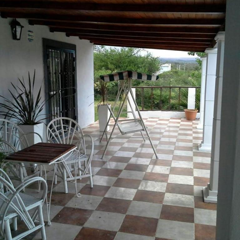 Casa con hermoso parque y pileta - Casa de 2 dormitorios - 3