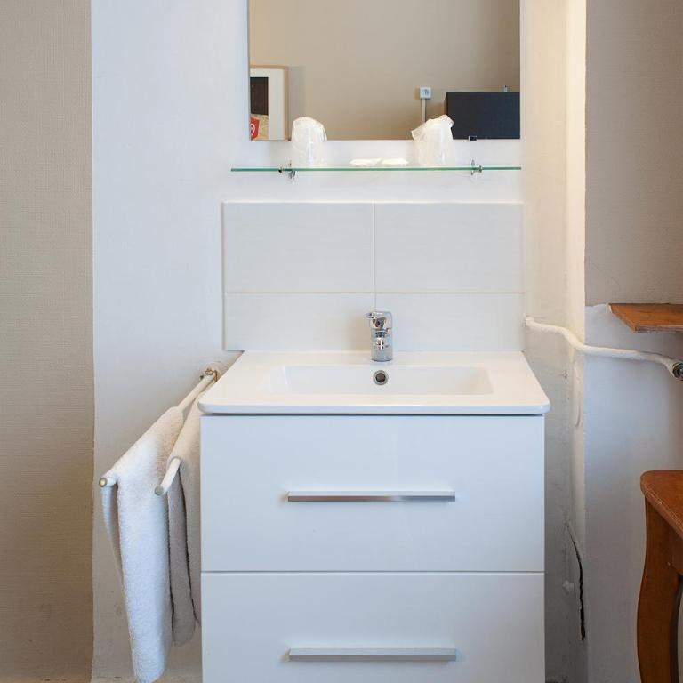 Hôtel des Facultés - Chambre Double Économique avec Douche et Toilettes Communes - 6