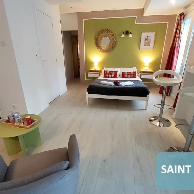 Bernadette' Cosy Flat - 3 minutes walk main door to sanctuary entrance- Old Town - Bernadette de Soubirous's neighborhood - Chapel for Prayer on site - Studio avec Balcon - 25