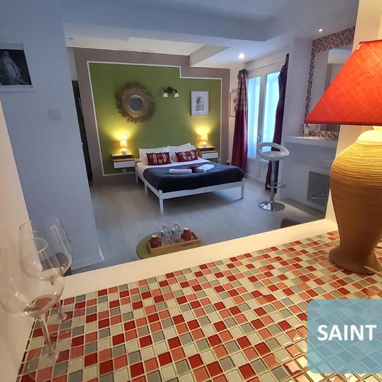 Bernadette' Cosy Flat - 3 minutes walk main door to sanctuary entrance- Old Town - Bernadette de Soubirous's neighborhood - Chapel for Prayer on site - Studio avec Balcon - 18