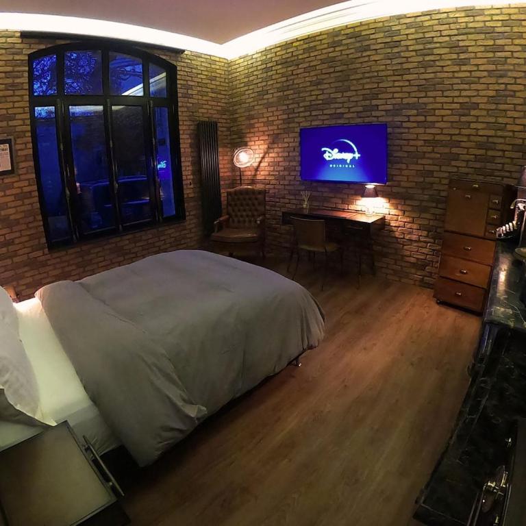 Love Room & Speakeasy - One-Bedroom Apartment - 10