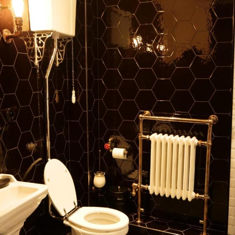 Love Room & Speakeasy - One-Bedroom Apartment - 13