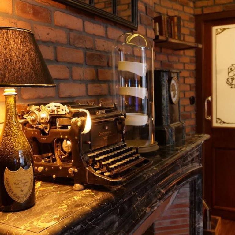 Love Room & Speakeasy - One-Bedroom Apartment - 17