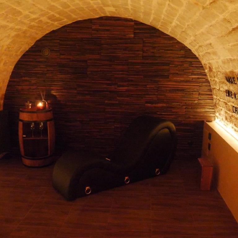Love Room & Speakeasy - One-Bedroom Apartment - 19