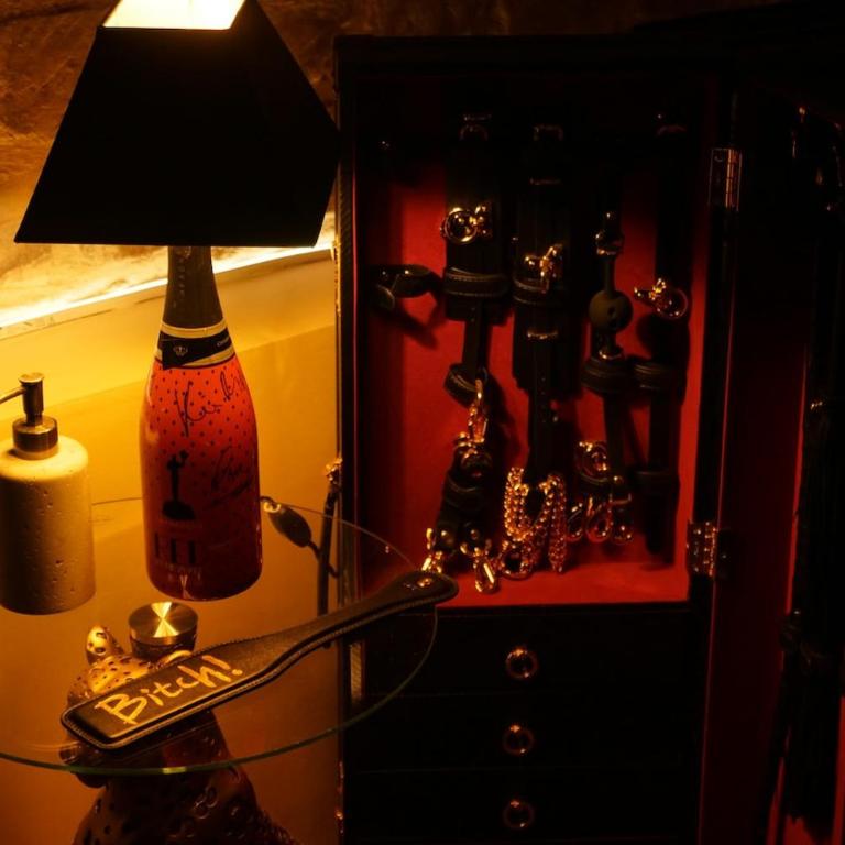 Love Room & Speakeasy - One-Bedroom Apartment - 22