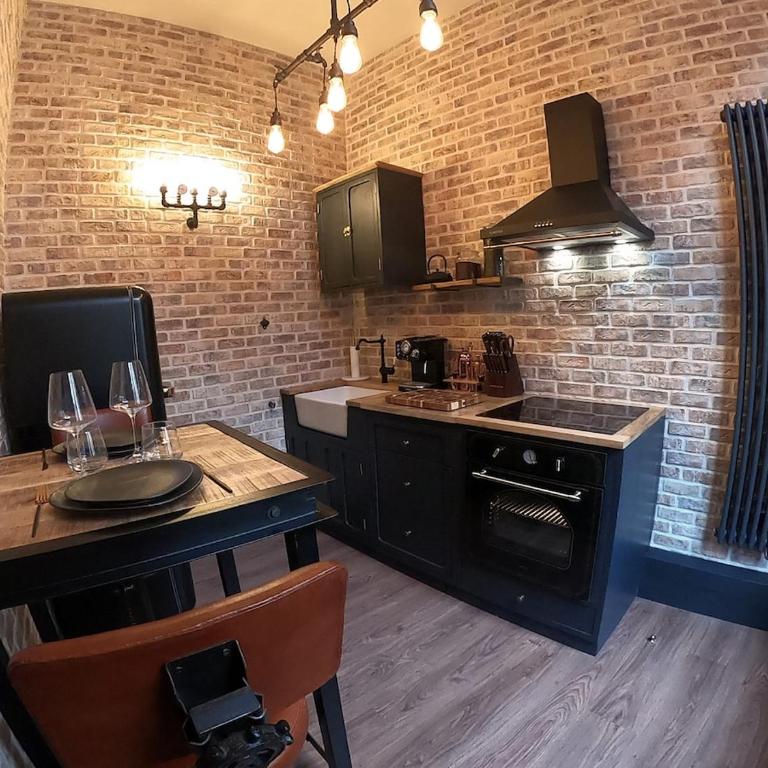 Love Room & Speakeasy - One-Bedroom Apartment - 31