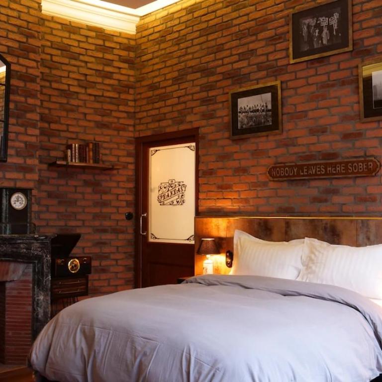 Love Room & Speakeasy - One-Bedroom Apartment - 2