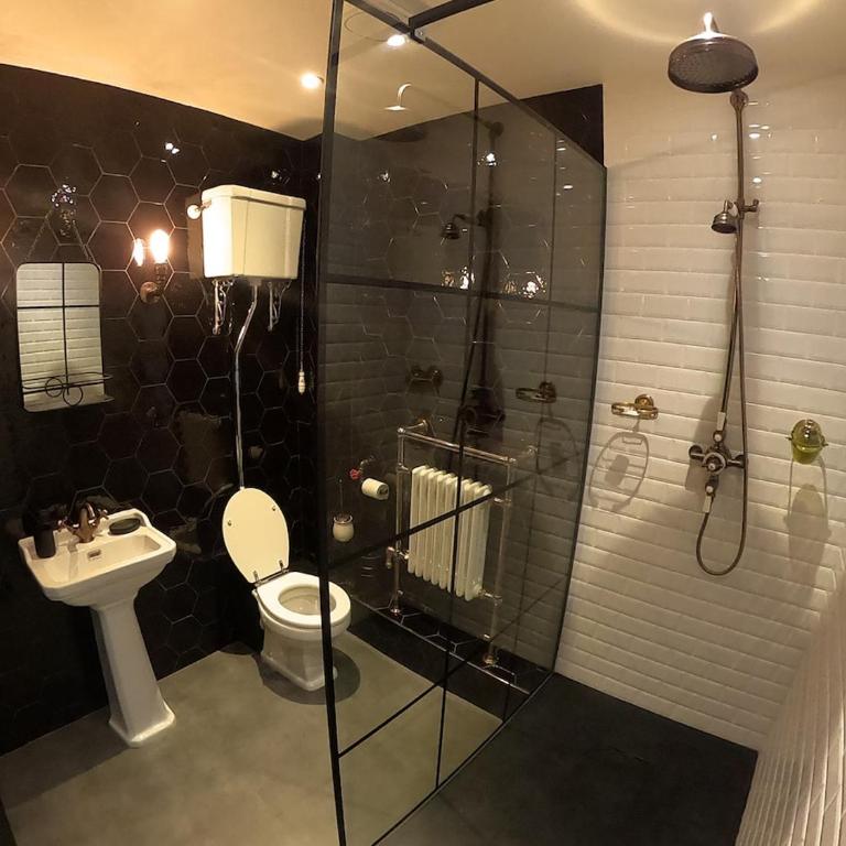 Love Room & Speakeasy - One-Bedroom Apartment - 49