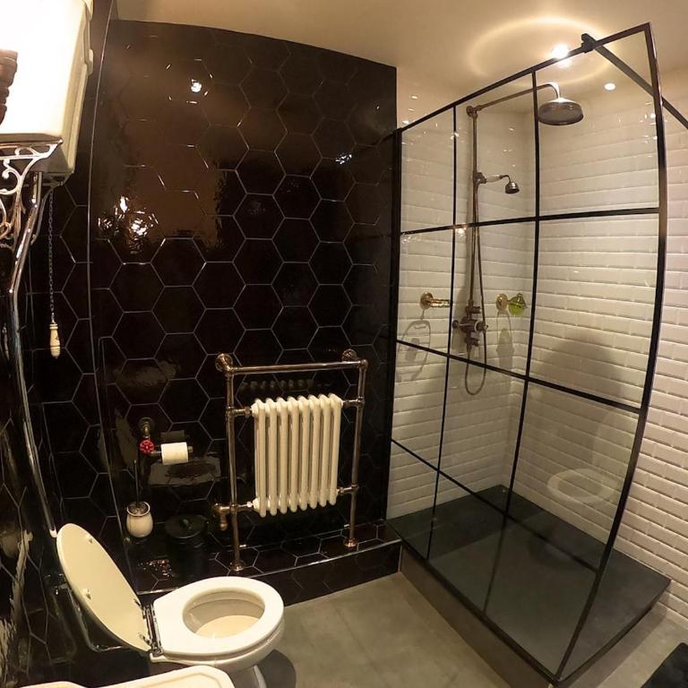 Love Room & Speakeasy - One-Bedroom Apartment - 63
