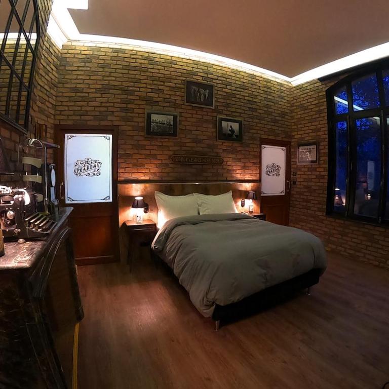 Love Room & Speakeasy - One-Bedroom Apartment - 69