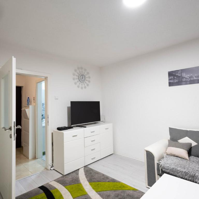 Suburban Escape 1 - One-Bedroom Apartment - 3