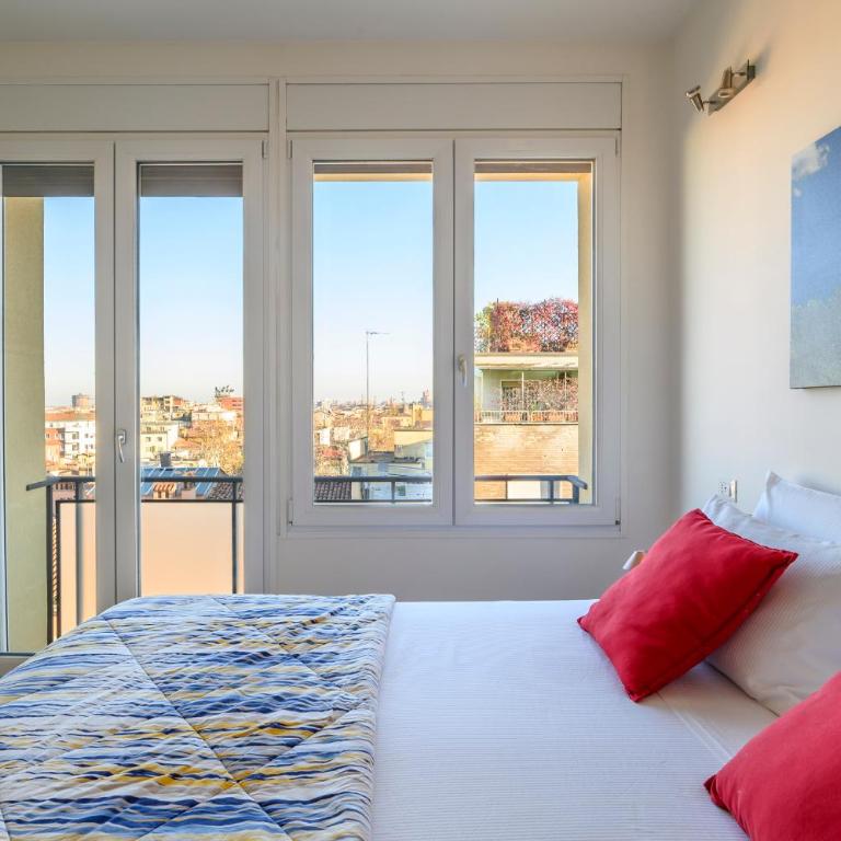 Marconi Skyline - Three-Bedroom Apartment - 31