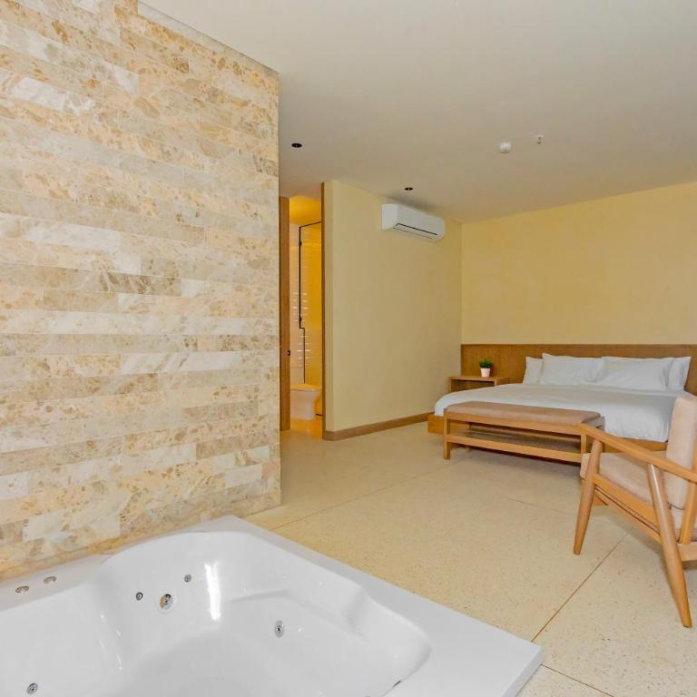 Iconik Hotel - Deluxe Suite with Spa Bath - 4